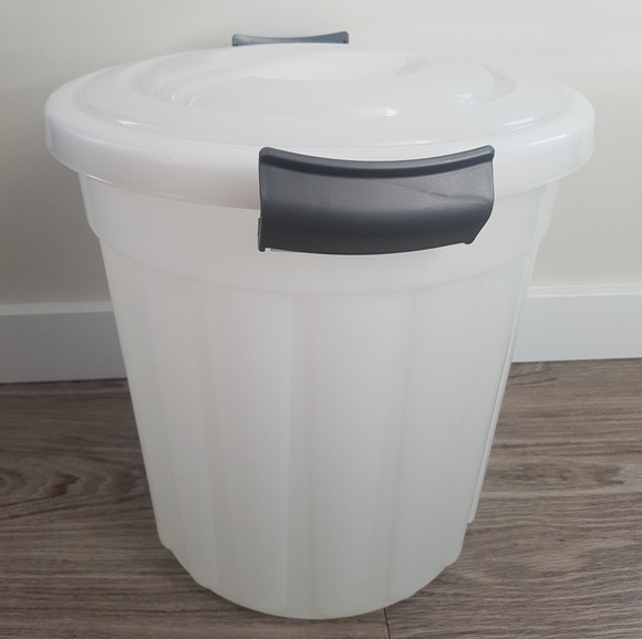 {FWP} [MISTRAL] 6-Gallon White Hamelin Garbage Bin with Locking Lid - Picture 7 of 9